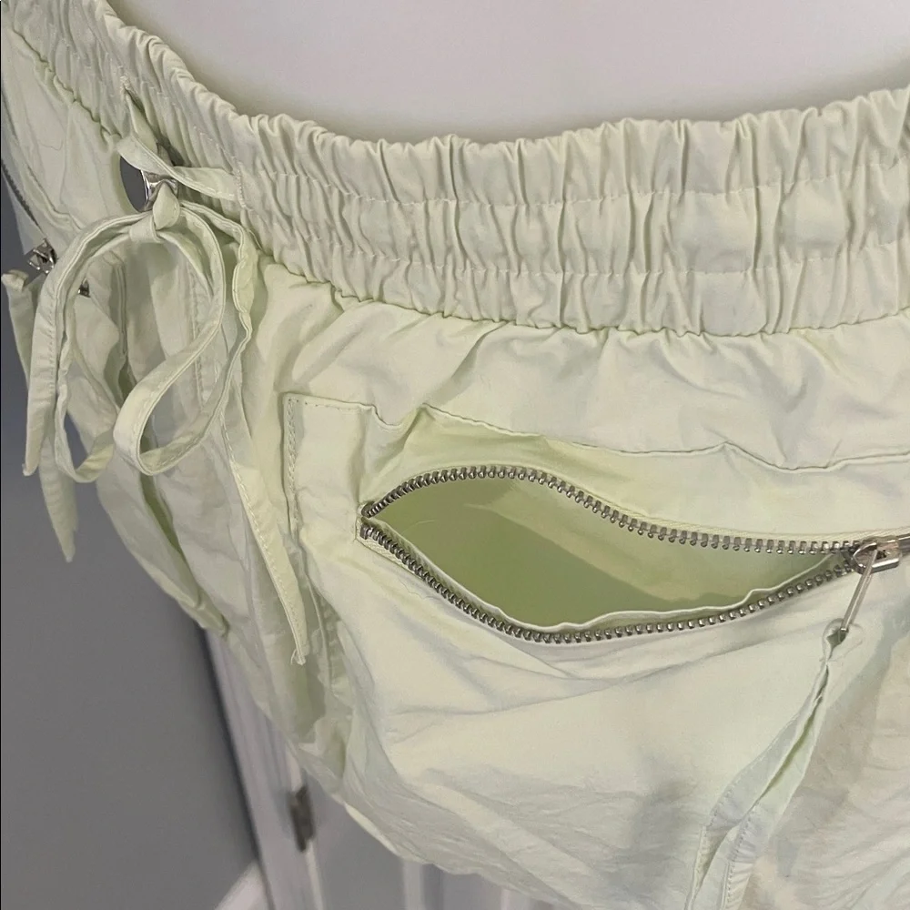 ZARA MINI CARGO DRAWSTRING WAIST SHORT SKIRT LIGHT GREEN ZIPPER DETAIL SZ MEDIUM
